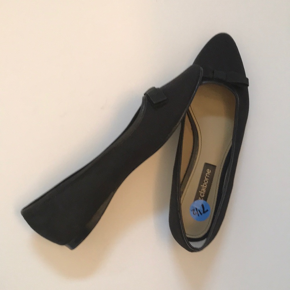 Fabulous Liz Claiborne black flats. BNWT. Sz 7.5.